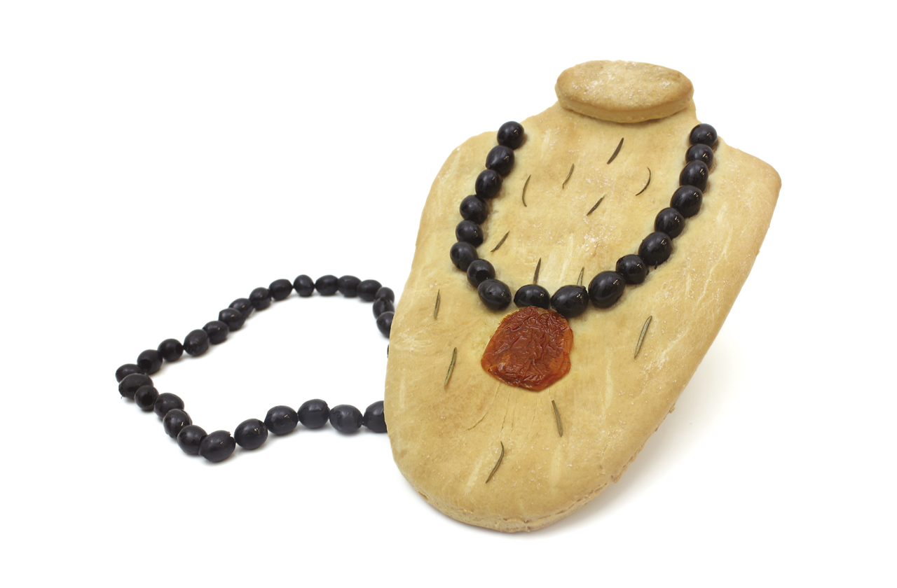 W Coca Con Aceitunas Tomate Y Hierbas